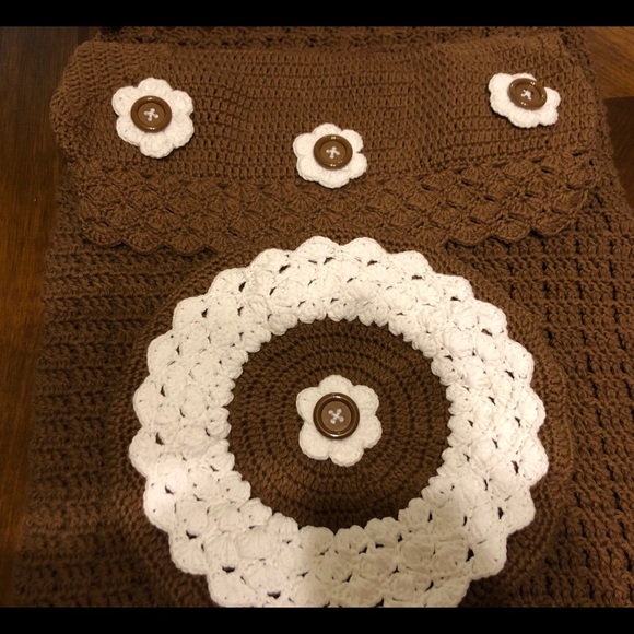 THREE PIECE BATHROOM SET, TANK TOP LID COVER, RUG - Picture 1 of 3